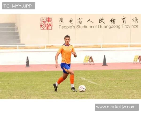 谭龙精彩破门助力球队获胜展现出色竞技状态与团队合作精神