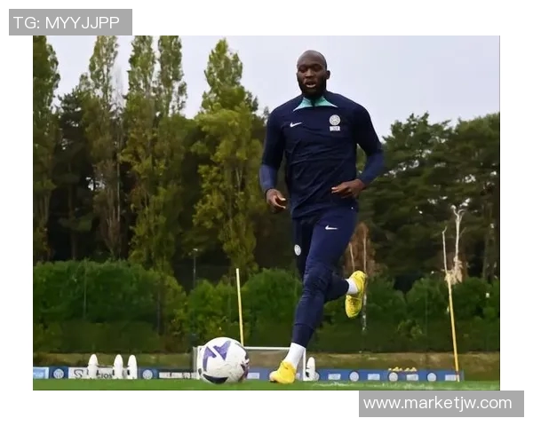 卢卡库因个人原因缺席球队训练，引发球迷猜测